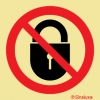 Señal de prohibición con el pictograma de prohibido cerrar con llave