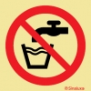Señal de prohibición con el pictograma de prohibido beber. Agua no potable