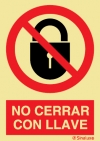 Señal de prohibición con el pictograma y texto de prohibido cerrar con llave