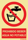Señal de prohibición con el pictograma y texto de prohibido beber. Agua no potable