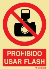 Señal de prohibición con el pictograma y texto de prohibido usar flash
