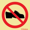 Señal de prohibición con el pictograma de prohibido la entrada sin calzado de seguridad