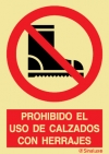 Señal de prohibición con el pictograma y texto de prohibido el uso de calzado con herrajes