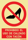 Señal de prohibición con el pictograma y texto de prohibido el uso de calzado con tacón