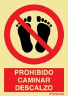 Señal de prohibición con el pictograma y texto de prohibido el uso de caminar descalzo
