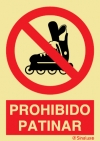 Señal de prohibición con el pictograma y texto de prohibido patinar