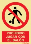 Señal de prohibición con el pictograma y texto de prohibido jugar con el balón
