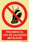 Señal de prohibición con el pictograma y texto de prohibido el uso de calzado metálico