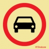 Señal de prohibición con el pictograma de circulación prohibida a vehículos con motor