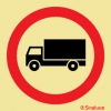 Señal de prohibición con el pictograma de circulación prohibida a vehículos de mercancías