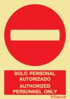 Señal de prohibición con el pictograma y texto en dos lenguas de prohibido el paso