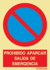 Señal de prohibición con el pictograma y texto de prohibido aparcar. Salida de emergencia