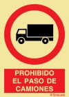 Señal de prohibición con el pictograma y texto de prohibido el paso de camiones
