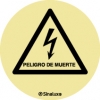 Pegatina autoadhesiva de peligro con el pictograma de riesgo eléctrico. Peligro de muerte
