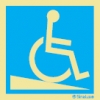 Señal informativa con el pictograma de rampa descendente para personas con discapacidad motora