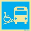 Señal informativa con el pictograma de rampa en autobús para personas con discapacidad motora