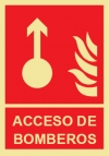 Señal de equipo de lucha contra incendio con el pictograma y texto de acceso a bomberos