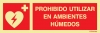 Señal de equipos de emergencia de DESFIBRILADOR con el texto PROHIBIDO UTILIZAR EN AMBIENTES HÚMEDOS