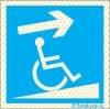 Señal reflectoluminiscente para aparcamientos con el pictograma de silla de ruedas para personas con discapacidad motora y rampa ascendente con flecha a la derecha