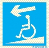 Señal reflectoluminiscente para aparcamientos con el pictograma de silla de ruedas para personas con discapacidad motora y rampa descendente con flecha a la izquierda