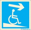 Señal reflectoluminiscente para aparcamientos con el pictograma de silla de ruedas para personas con discapacidad motora y rampa descendente con flecha a la derecha