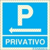 Señal reflectoluminiscente para aparcamientos con el pictograma de parking y el texto PRIVATIVO y flecha a la izquierda