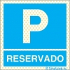 Señal reflectoluminiscente para aparcamientos con el pictograma de parking y el texto RESERVADO