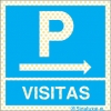 Señal reflectoluminiscente para aparcamientos con el pictograma de parking y el texto VISITAS y flecha a la derecha