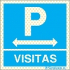 Señal reflectoluminiscente para aparcamientos con el pictograma de parking y el texto VISITAS y flecha a la izquierda y derecha