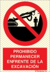 Señal reflectoluminiscente de prohibición para minas con el pictograma y texto de prohibido permanecer enfrente de la excavación