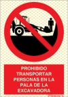 Señal reflectoluminiscente de prohibición para minas con el pictograma y texto de prohibido transportar personas en la pala de la excavadora